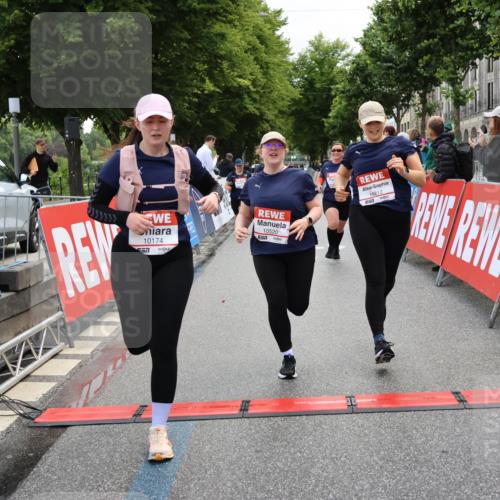 14.06.2026 - REWE Women's Run Strokosch-Dieckow http://msf.ph/oto/9787823 14.06.2026 10:21:33 Ziel 10174, 10212, 10520, 10607, 11249, 11256 meine-sportfotos.de