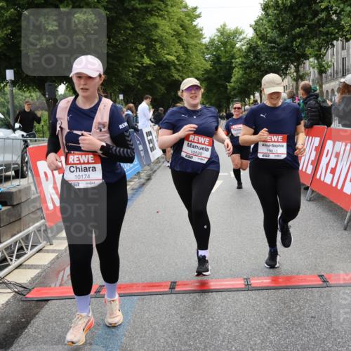14.06.2026 - REWE Women's Run Strokosch-Dieckow http://msf.ph/oto/9787826 14.06.2026 10:21:33 Ziel 10174, 10212, 10520, 10607, 11249, 11256 meine-sportfotos.de