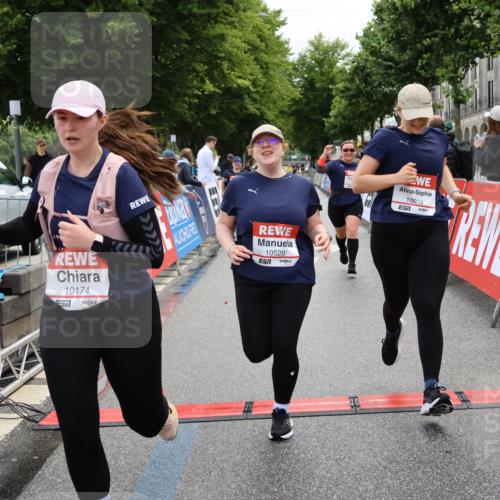 14.06.2026 - REWE Women's Run Strokosch-Dieckow http://msf.ph/oto/9787829 14.06.2026 10:21:34 Ziel 10174, 10212, 10520, 10607, 11249, 11256 meine-sportfotos.de