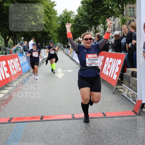 14.06.2026 - REWE Women's Run Strokosch-Dieckow http://msf.ph/oto/9787837 14.06.2026 10:21:35 Ziel 10174, 10212, 10520, 10607, 10714, 11249, 11256 meine-sportfotos.de