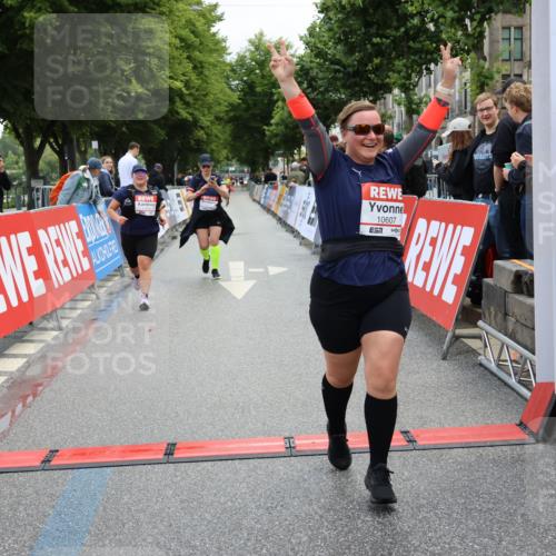 14.06.2026 - REWE Women's Run Strokosch-Dieckow http://msf.ph/oto/9787839 14.06.2026 10:21:35 Ziel 10174, 10212, 10520, 10607, 10714, 11249, 11256 meine-sportfotos.de