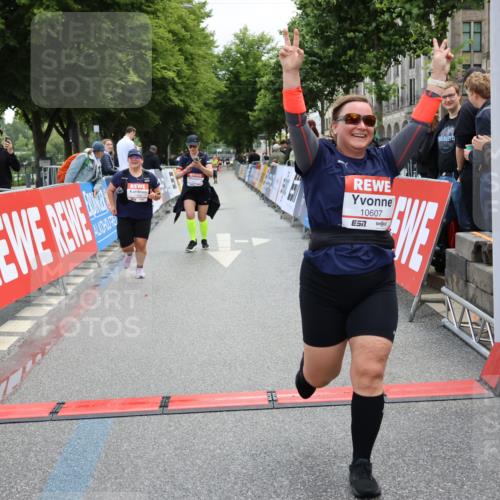 14.06.2026 - REWE Women's Run Strokosch-Dieckow http://msf.ph/oto/9787841 14.06.2026 10:21:36 Ziel 10174, 10212, 10520, 10607, 10714, 11256 meine-sportfotos.de