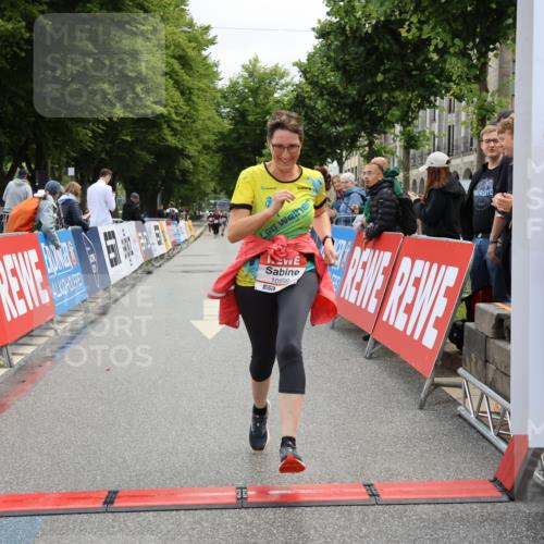 14.06.2026 - REWE Women's Run Strokosch-Dieckow http://msf.ph/oto/9787854 14.06.2026 10:21:50 Ziel 10599 meine-sportfotos.de