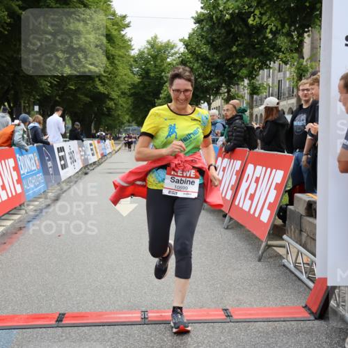14.06.2026 - REWE Women's Run Strokosch-Dieckow http://msf.ph/oto/9787856 14.06.2026 10:21:50 Ziel 10599 meine-sportfotos.de