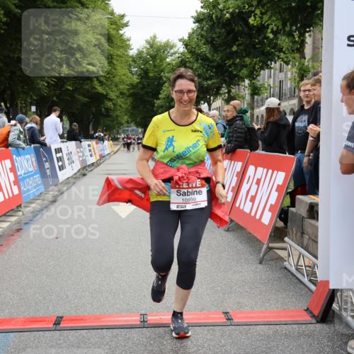 14.06.2026 - REWE Women's Run Strokosch-Dieckow http://msf.ph/oto/9787857 14.06.2026 10:21:50 Ziel 10599 meine-sportfotos.de