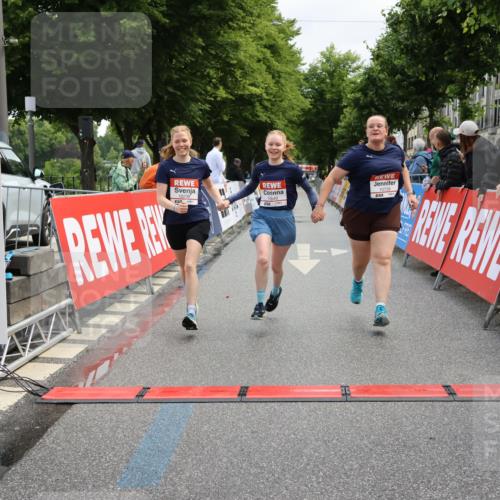 14.06.2026 - REWE Women's Run Strokosch-Dieckow http://msf.ph/oto/9787860 14.06.2026 10:22:10 Ziel 10239, 10649, 10729 meine-sportfotos.de
