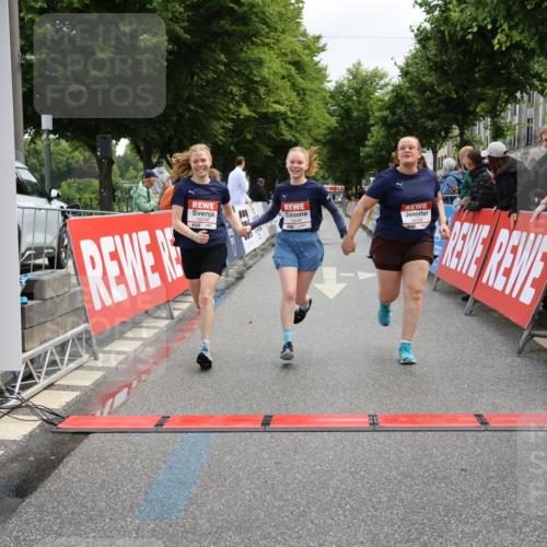 14.06.2026 - REWE Women's Run Strokosch-Dieckow http://msf.ph/oto/9787861 14.06.2026 10:22:10 Ziel 10239, 10649, 10729 meine-sportfotos.de