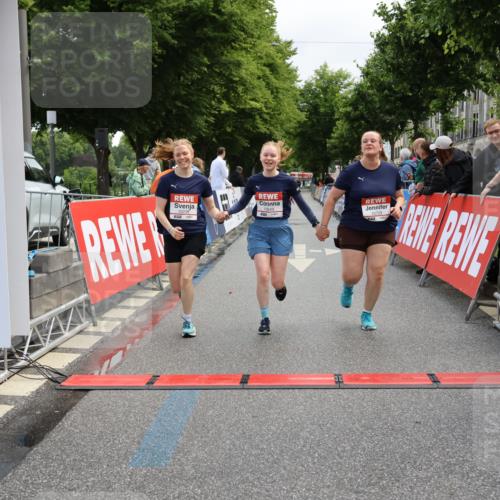14.06.2026 - REWE Women's Run Strokosch-Dieckow http://msf.ph/oto/9787862 14.06.2026 10:22:10 Ziel 10239, 10649, 10729 meine-sportfotos.de