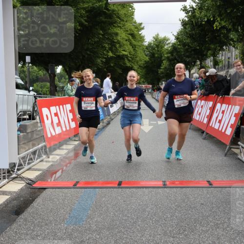 14.06.2026 - REWE Women's Run Strokosch-Dieckow http://msf.ph/oto/9787863 14.06.2026 10:22:10 Ziel 10239, 10649, 10729 meine-sportfotos.de