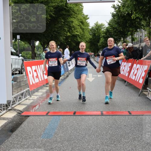 14.06.2026 - REWE Women's Run Strokosch-Dieckow http://msf.ph/oto/9787864 14.06.2026 10:22:10 Ziel 10239, 10649, 10729 meine-sportfotos.de