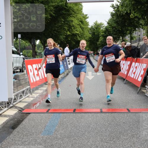 14.06.2026 - REWE Women's Run Strokosch-Dieckow http://msf.ph/oto/9787865 14.06.2026 10:22:10 Ziel 10239, 10649, 10729 meine-sportfotos.de