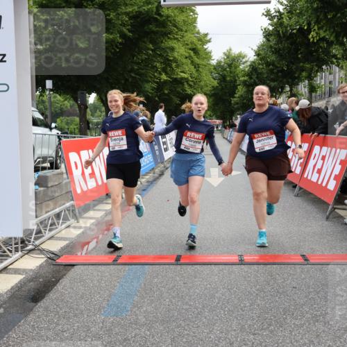 14.06.2026 - REWE Women's Run Strokosch-Dieckow http://msf.ph/oto/9787866 14.06.2026 10:22:10 Ziel 10239, 10649, 10729 meine-sportfotos.de