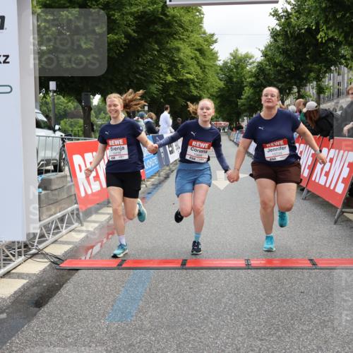 14.06.2026 - REWE Women's Run Strokosch-Dieckow http://msf.ph/oto/9787867 14.06.2026 10:22:10 Ziel 10239, 10649, 10729 meine-sportfotos.de