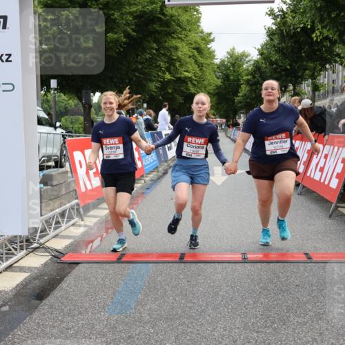14.06.2026 - REWE Women's Run Strokosch-Dieckow http://msf.ph/oto/9787868 14.06.2026 10:22:10 Ziel 10239, 10649, 10729 meine-sportfotos.de