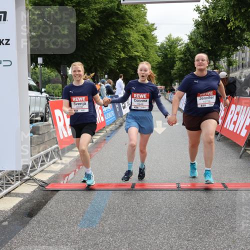 14.06.2026 - REWE Women's Run Strokosch-Dieckow http://msf.ph/oto/9787869 14.06.2026 10:22:10 Ziel 10239, 10649, 10729 meine-sportfotos.de