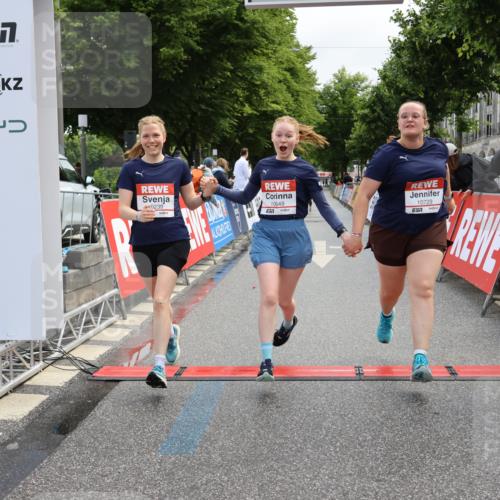 14.06.2026 - REWE Women's Run Strokosch-Dieckow http://msf.ph/oto/9787870 14.06.2026 10:22:11 Ziel 10239, 10649, 10729 meine-sportfotos.de