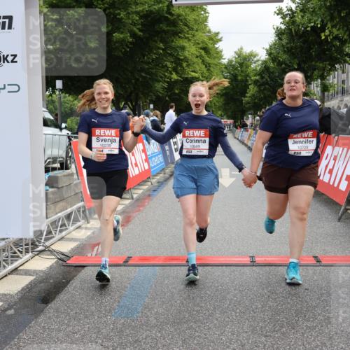 14.06.2026 - REWE Women's Run Strokosch-Dieckow http://msf.ph/oto/9787871 14.06.2026 10:22:11 Ziel 10239, 10649, 10729 meine-sportfotos.de