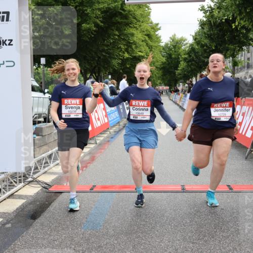 14.06.2026 - REWE Women's Run Strokosch-Dieckow http://msf.ph/oto/9787872 14.06.2026 10:22:11 Ziel 10239, 10649, 10729 meine-sportfotos.de