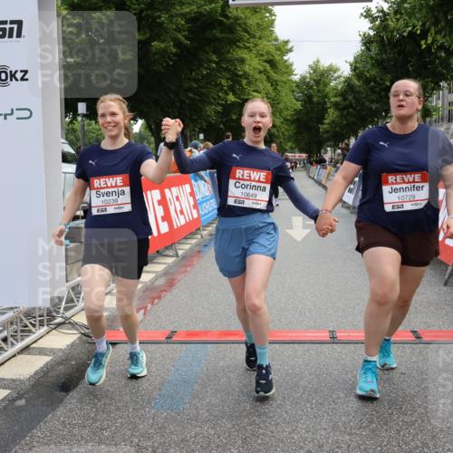 14.06.2026 - REWE Women's Run Strokosch-Dieckow http://msf.ph/oto/9787874 14.06.2026 10:22:11 Ziel 10239, 10649, 10729 meine-sportfotos.de