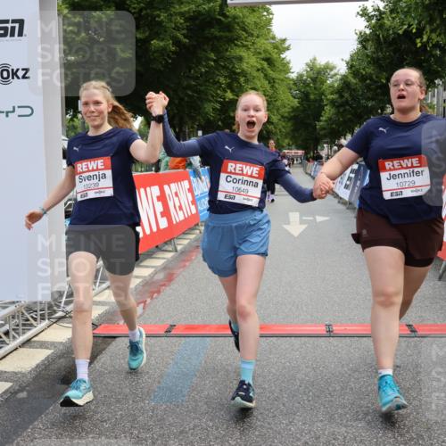 14.06.2026 - REWE Women's Run Strokosch-Dieckow http://msf.ph/oto/9787875 14.06.2026 10:22:11 Ziel 10239, 10649, 10729 meine-sportfotos.de