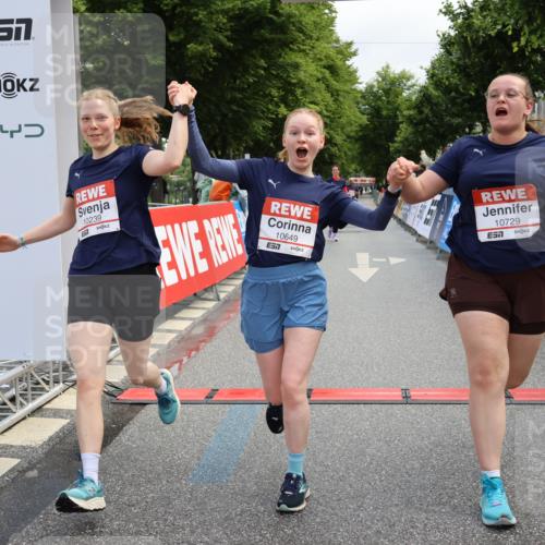 14.06.2026 - REWE Women's Run Strokosch-Dieckow http://msf.ph/oto/9787876 14.06.2026 10:22:11 Ziel 10239, 10649, 10729 meine-sportfotos.de