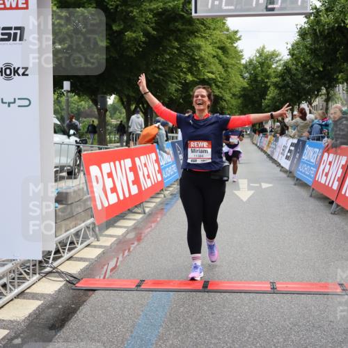 14.06.2026 - REWE Women's Run Strokosch-Dieckow http://msf.ph/oto/9787883 14.06.2026 10:22:17 Ziel 10182, 10239, 10649, 10729, 11384 meine-sportfotos.de