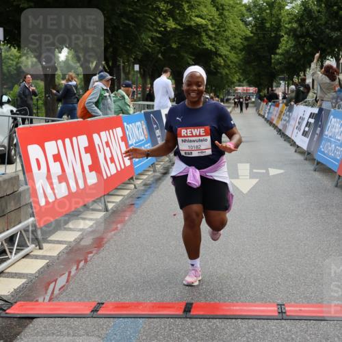 14.06.2026 - REWE Women's Run Strokosch-Dieckow http://msf.ph/oto/9787891 14.06.2026 10:22:20 Ziel 10182, 11384 meine-sportfotos.de