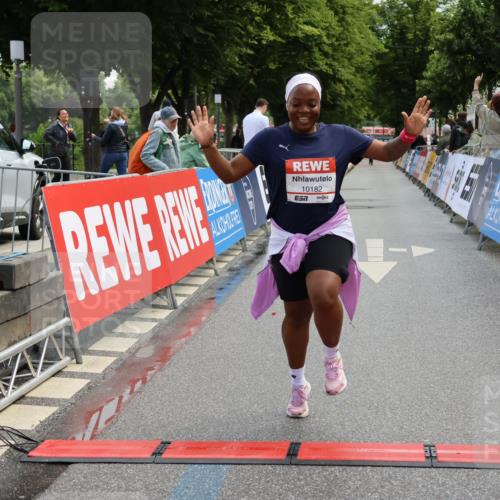 14.06.2026 - REWE Women's Run Strokosch-Dieckow http://msf.ph/oto/9787893 14.06.2026 10:22:20 Ziel 10182, 11384 meine-sportfotos.de