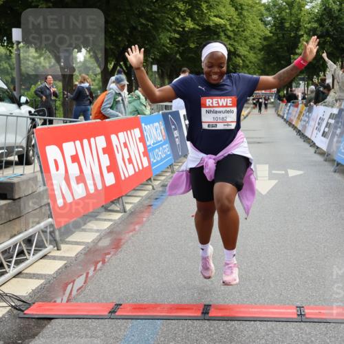 14.06.2026 - REWE Women's Run Strokosch-Dieckow http://msf.ph/oto/9787894 14.06.2026 10:22:20 Ziel 10182, 11384 meine-sportfotos.de