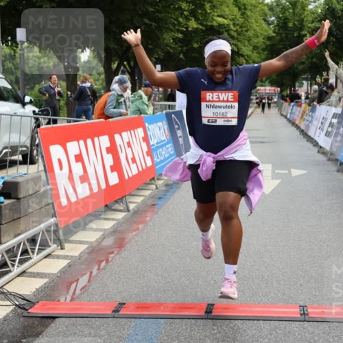 14.06.2026 - REWE Women's Run Strokosch-Dieckow http://msf.ph/oto/9787895 14.06.2026 10:22:20 Ziel 10182, 11384 meine-sportfotos.de
