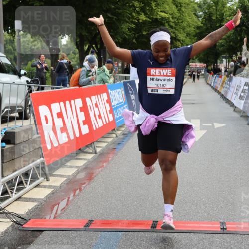 14.06.2026 - REWE Women's Run Strokosch-Dieckow http://msf.ph/oto/9787896 14.06.2026 10:22:20 Ziel 10182, 11384 meine-sportfotos.de