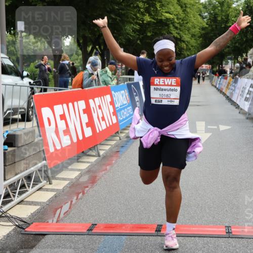 14.06.2026 - REWE Women's Run Strokosch-Dieckow http://msf.ph/oto/9787897 14.06.2026 10:22:20 Ziel 10182, 11384 meine-sportfotos.de