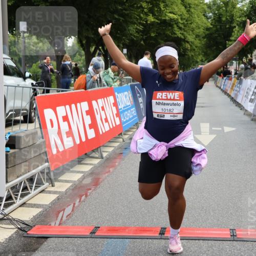 14.06.2026 - REWE Women's Run Strokosch-Dieckow http://msf.ph/oto/9787898 14.06.2026 10:22:20 Ziel 10182, 11384 meine-sportfotos.de