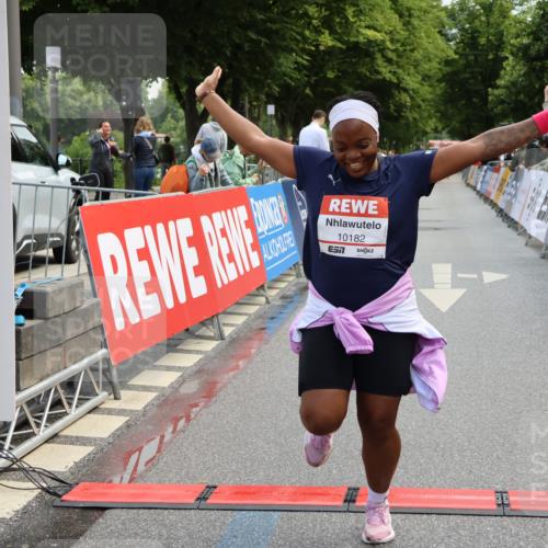 14.06.2026 - REWE Women's Run Strokosch-Dieckow http://msf.ph/oto/9787899 14.06.2026 10:22:20 Ziel 10182, 11384 meine-sportfotos.de