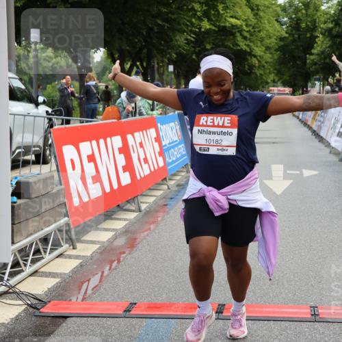 14.06.2026 - REWE Women's Run Strokosch-Dieckow http://msf.ph/oto/9787900 14.06.2026 10:22:20 Ziel 10182, 11384 meine-sportfotos.de