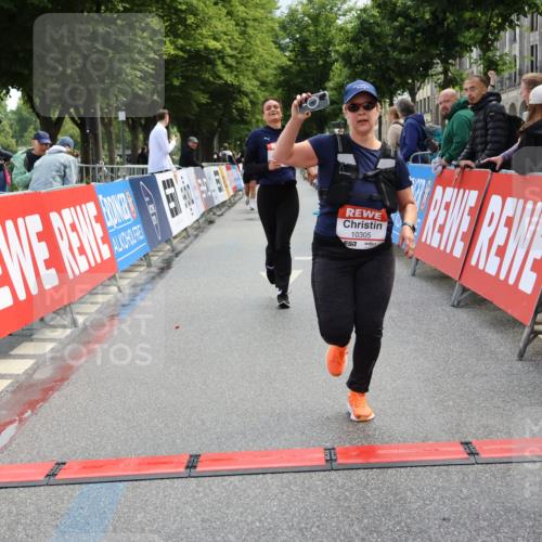 14.06.2026 - REWE Women's Run Strokosch-Dieckow http://msf.ph/oto/9787905 14.06.2026 10:22:44 Ziel 10305, 11373 meine-sportfotos.de