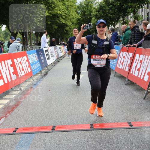 14.06.2026 - REWE Women's Run Strokosch-Dieckow http://msf.ph/oto/9787906 14.06.2026 10:22:44 Ziel 10305, 11373 meine-sportfotos.de