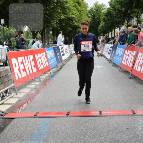 14.06.2026 - REWE Women's Run Strokosch-Dieckow http://msf.ph/oto/9787908 14.06.2026 10:22:45 Ziel 10305, 11373 meine-sportfotos.de