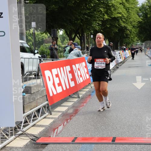 14.06.2026 - REWE Women's Run Strokosch-Dieckow http://msf.ph/oto/9787916 14.06.2026 10:22:52 Ziel 10305, 10731, 11373 meine-sportfotos.de