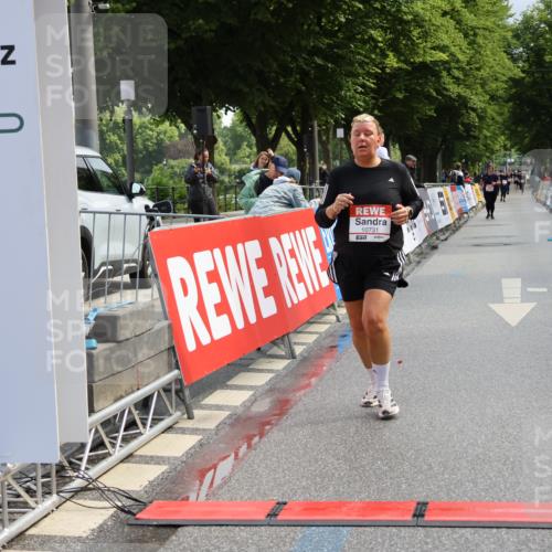 14.06.2026 - REWE Women's Run Strokosch-Dieckow http://msf.ph/oto/9787917 14.06.2026 10:22:52 Ziel 10305, 10731, 11373 meine-sportfotos.de