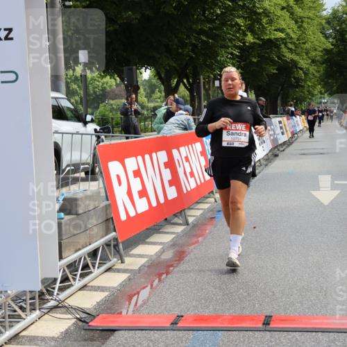 14.06.2026 - REWE Women's Run Strokosch-Dieckow http://msf.ph/oto/9787918 14.06.2026 10:22:52 Ziel 10305, 10731, 11373 meine-sportfotos.de