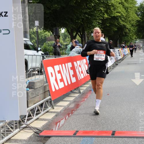 14.06.2026 - REWE Women's Run Strokosch-Dieckow http://msf.ph/oto/9787919 14.06.2026 10:22:52 Ziel 10305, 10731, 11373 meine-sportfotos.de