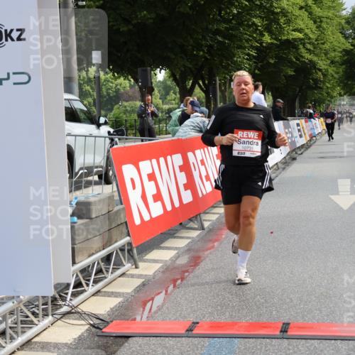 14.06.2026 - REWE Women's Run Strokosch-Dieckow http://msf.ph/oto/9787920 14.06.2026 10:22:52 Ziel 10305, 10731, 11373 meine-sportfotos.de