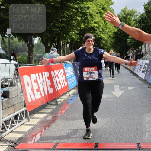 14.06.2026 - REWE Women's Run Strokosch-Dieckow http://msf.ph/oto/9787922 14.06.2026 10:23:07 Ziel 10189, 11203 meine-sportfotos.de