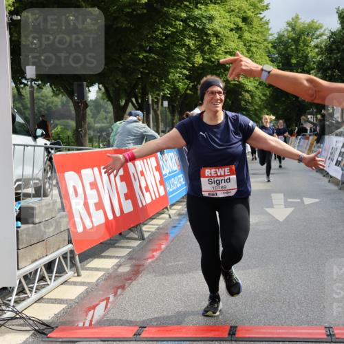 14.06.2026 - REWE Women's Run Strokosch-Dieckow http://msf.ph/oto/9787924 14.06.2026 10:23:07 Ziel 10189, 11203 meine-sportfotos.de