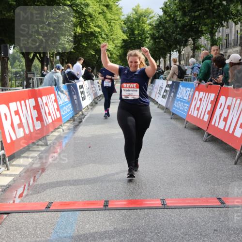 14.06.2026 - REWE Women's Run Strokosch-Dieckow http://msf.ph/oto/9787949 14.06.2026 10:23:17 Ziel 10437, 10560, 10681, 11203 meine-sportfotos.de