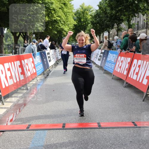 14.06.2026 - REWE Women's Run Strokosch-Dieckow http://msf.ph/oto/9787951 14.06.2026 10:23:17 Ziel 10437, 10560, 10681, 11203 meine-sportfotos.de