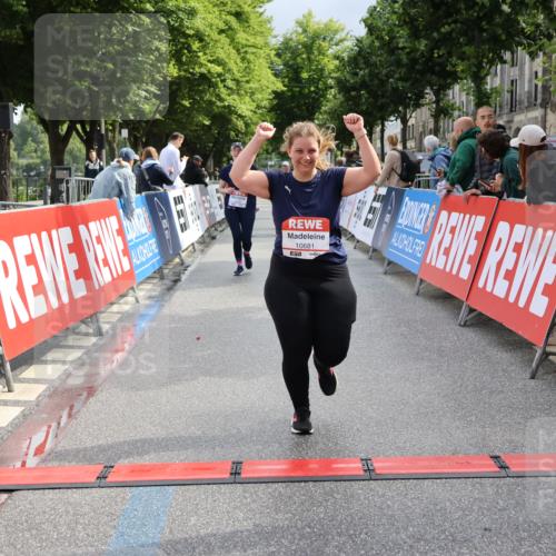 14.06.2026 - REWE Women's Run Strokosch-Dieckow http://msf.ph/oto/9787952 14.06.2026 10:23:17 Ziel 10437, 10560, 10681, 11203 meine-sportfotos.de
