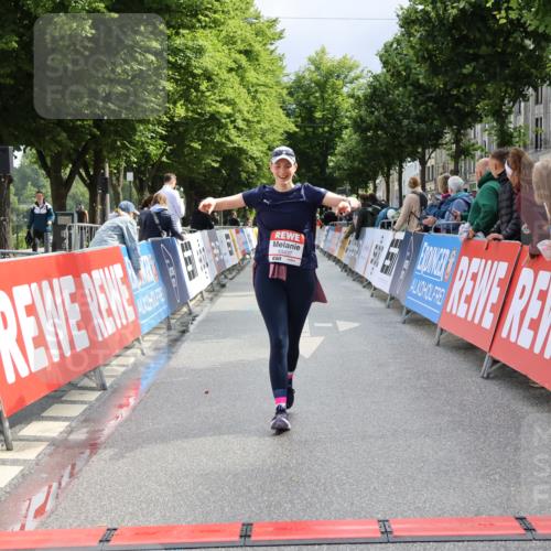 14.06.2026 - REWE Women's Run Strokosch-Dieckow http://msf.ph/oto/9787954 14.06.2026 10:23:20 Ziel 10437, 10560, 10681 meine-sportfotos.de