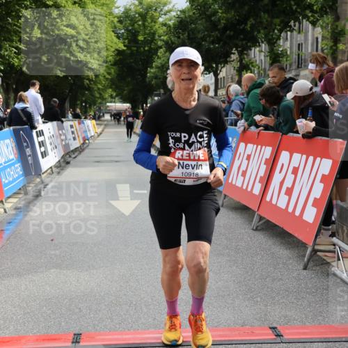 14.06.2026 - REWE Women's Run Strokosch-Dieckow http://msf.ph/oto/9787965 14.06.2026 10:23:26 Ziel 10437, 10918 meine-sportfotos.de